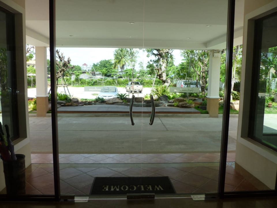 Blick von der Lobby auf den Parkplatz Hotel Srilamduan
