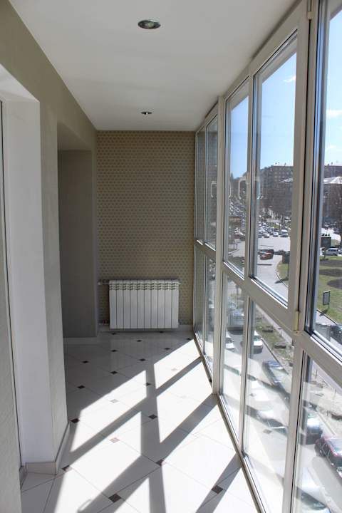 Durchgehende Fensterfront zur Straße hin Partner Guest House Baseina Street