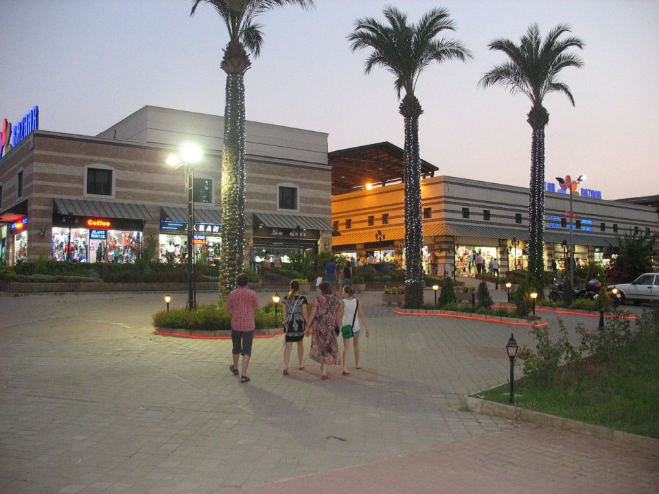 Shopping Malls gegenüber vom Hotel Wyndham Garden Lara