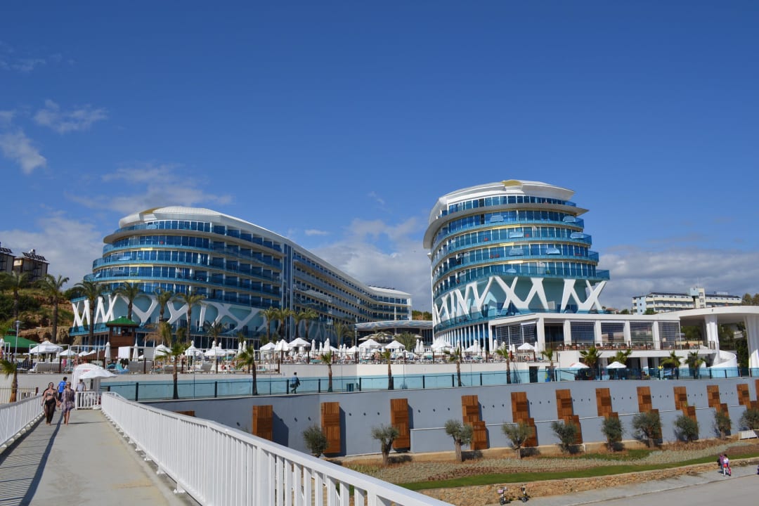 Vom hoteleigenen Steg zum Strand Vikingen Infinity Resort & Spa