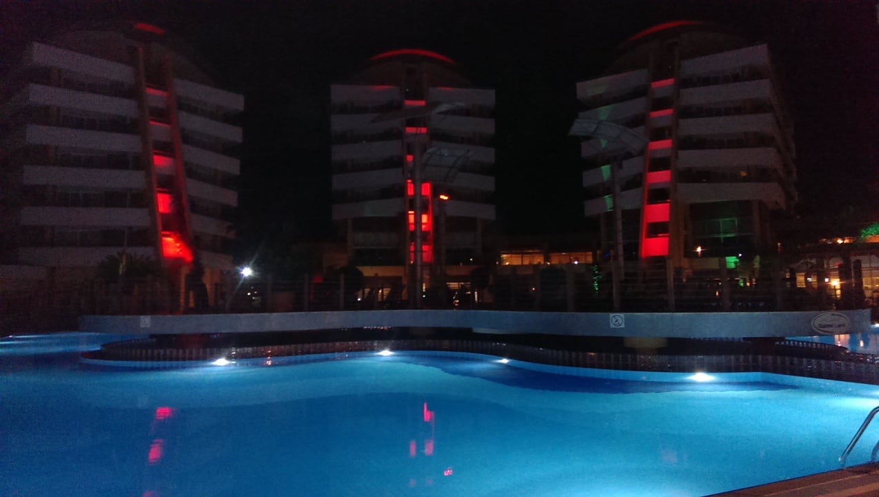 Blick vom Pool auf die Nebenhäuser Alaiye Resort & Spa