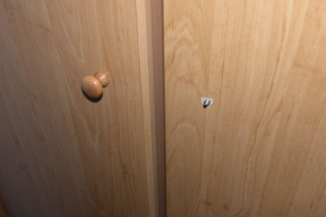 Defekte Möbeltüren mit spitzer Schraube Panoramahotel Fohlenhof