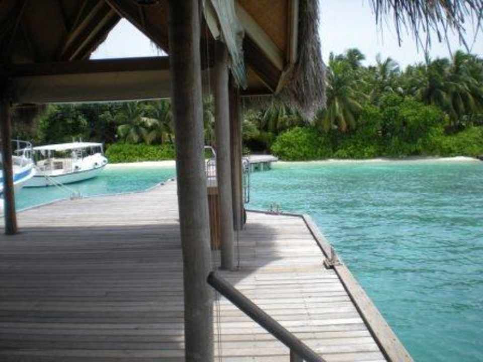 Steg Weg zur Lobby Kuramathi Maldives