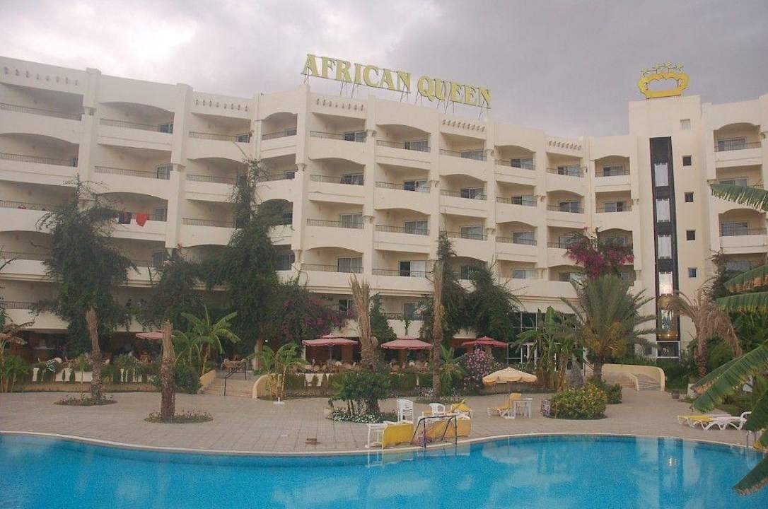 Blick vom Pool auf das Hotel Hotel African Queen