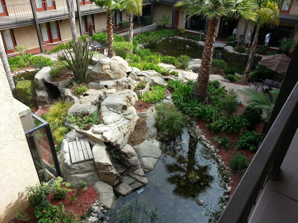 A nice courtyard. Hotel Embassy Suites Lompoc Central Coast VAFB