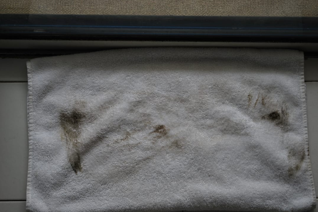 Schimmel vom Fensterrahmen Hotel Almar