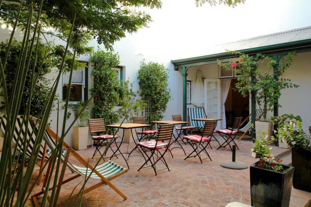 Cortyard Nine Flowers Guest House