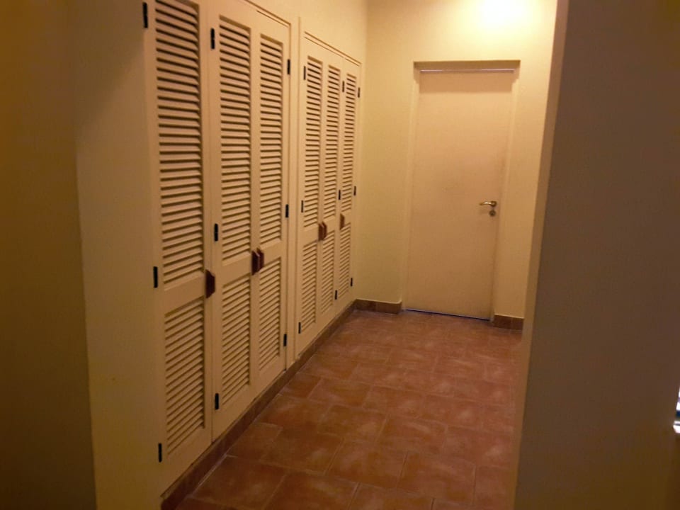 Schränke zwischen Wohnraum und Bad Hotel Three Corners Ocean View prestige - Adults only