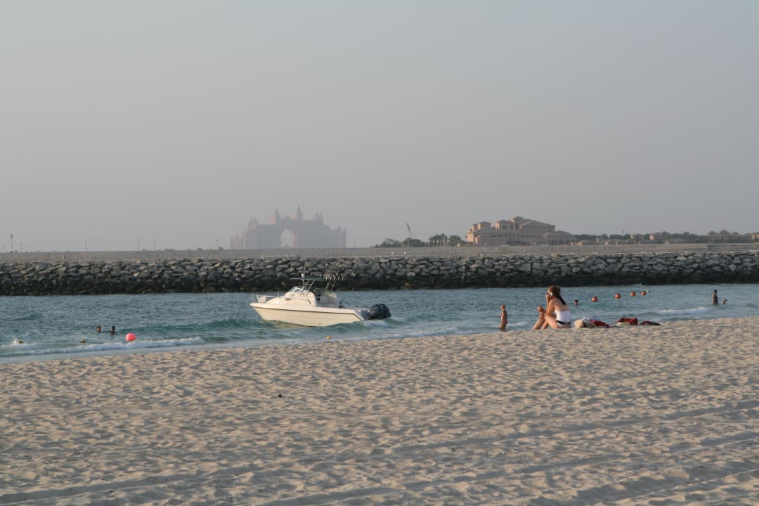 Im Hintergrund das Atlantis - The Palm Le Royal Méridien Beach Resort & Spa Dubai