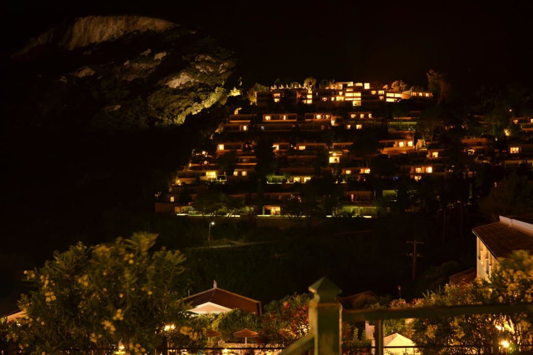 Nachts auf dem Balkon Ithea Suites Hotel