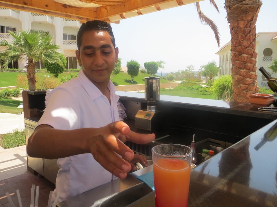 Eslam in seinem Element an der Pool-Bar Old Palace Resort Sahl Hasheesh