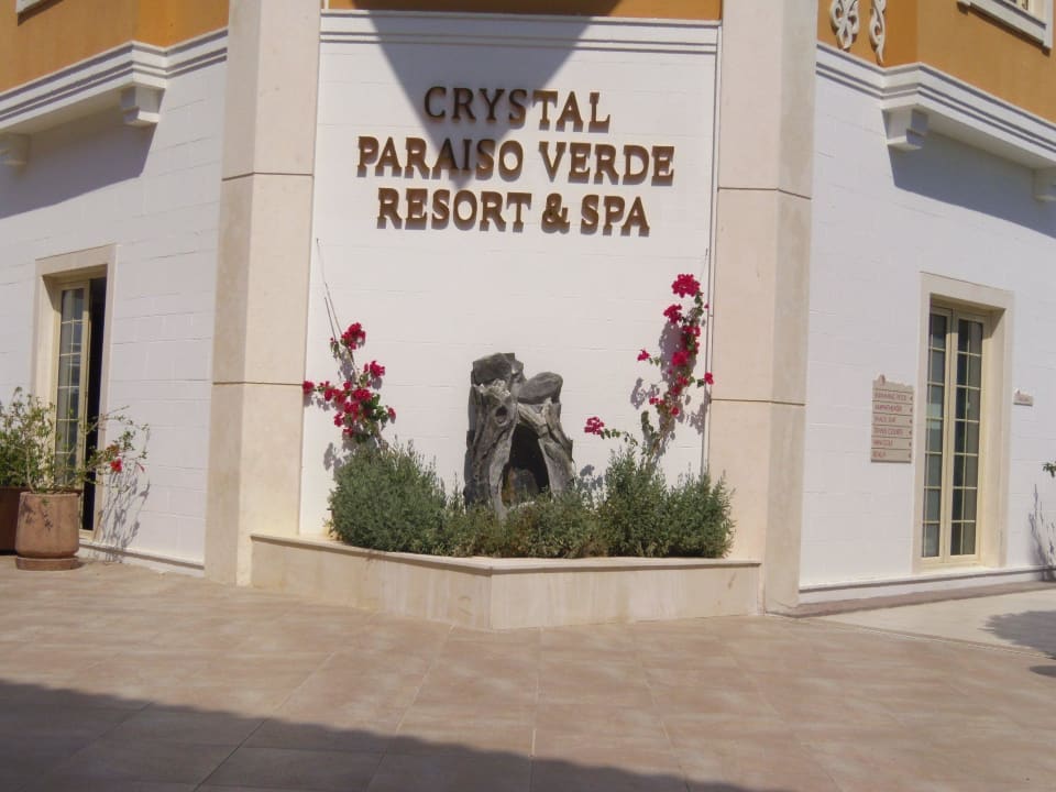 Zwischen den Rosen plätschert das Wasser Crystal Paraiso Aqua Collection