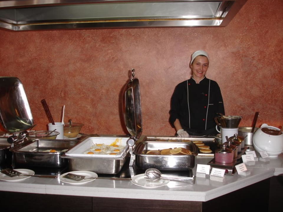 Frühstück - Frische Pfannkuchen und Spiegeleier TUI BLUE Palazzo del Mare