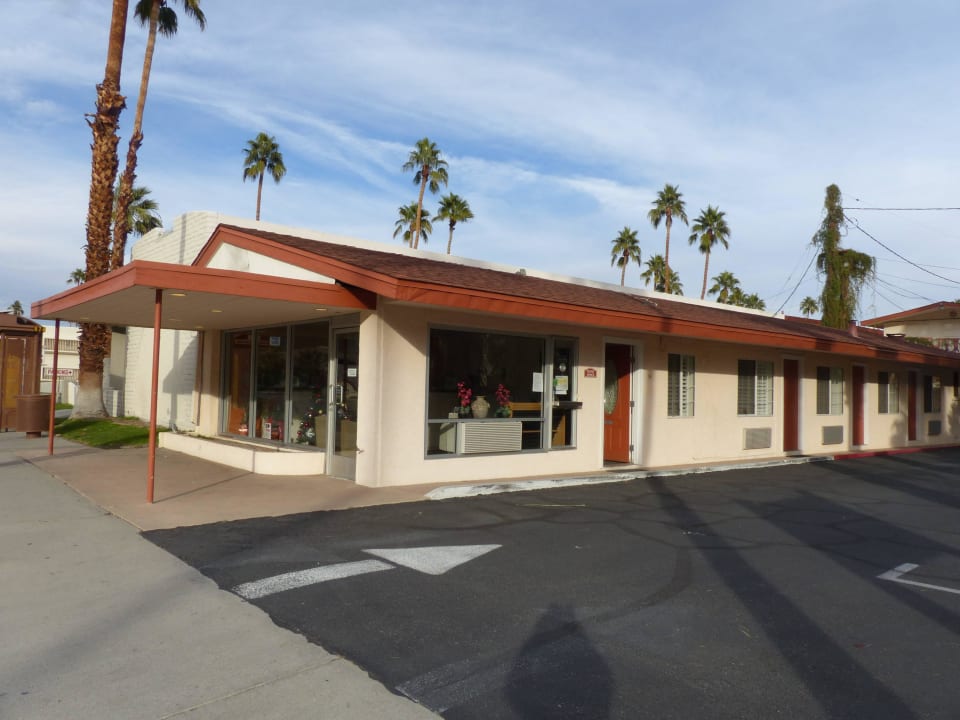 Einfahrt ins Motel Hotel Knights Inn Palm Springs