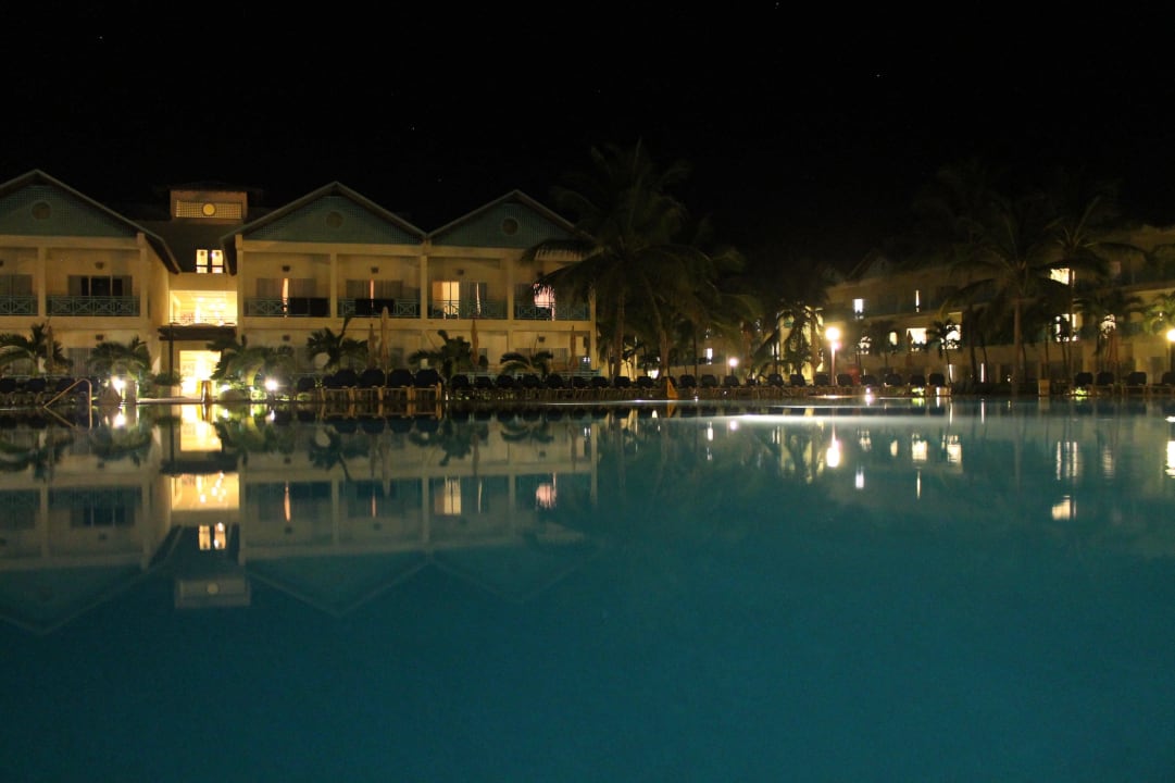 Poolbeleuchtung am Abend Dreams La Romana Resort & Spa