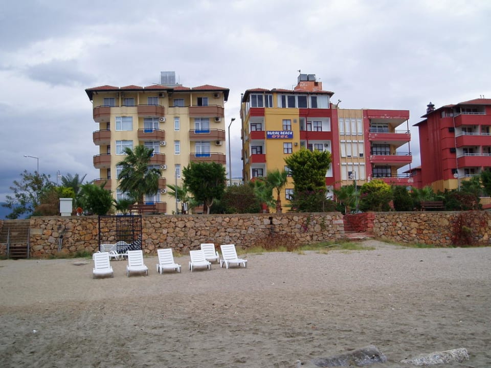 Hotel (links) vom Strand aus gesehen Semt Luna Beach Hotel