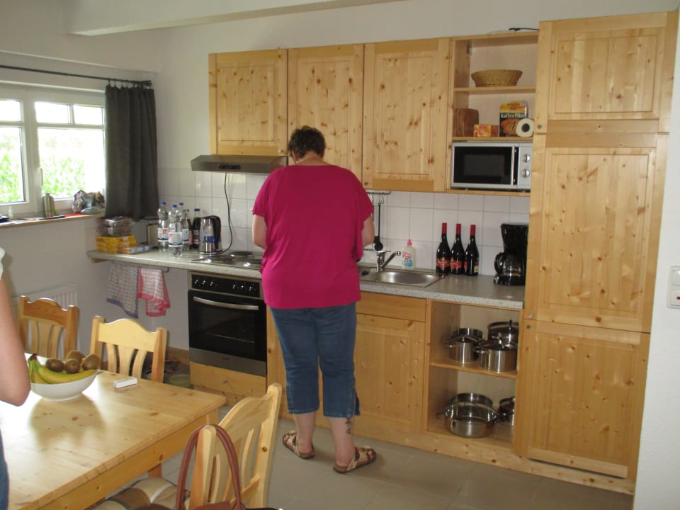 Meine Frau an der Küchenzeile Ferienhaus R