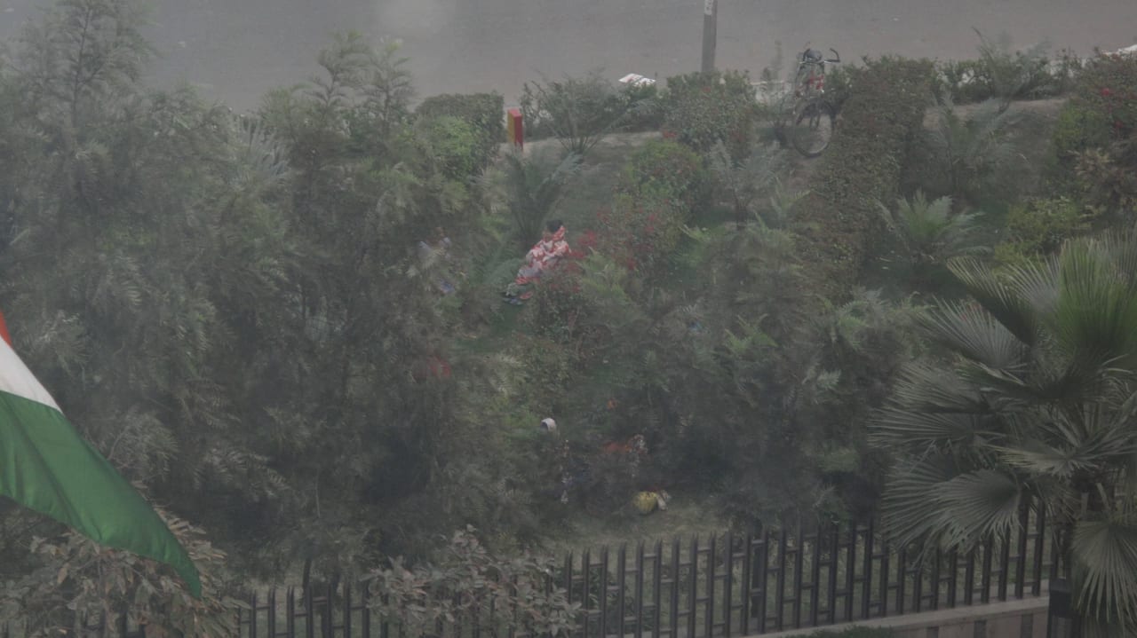 Über die Straße The Leela Ambience Convention Hotel Delhi