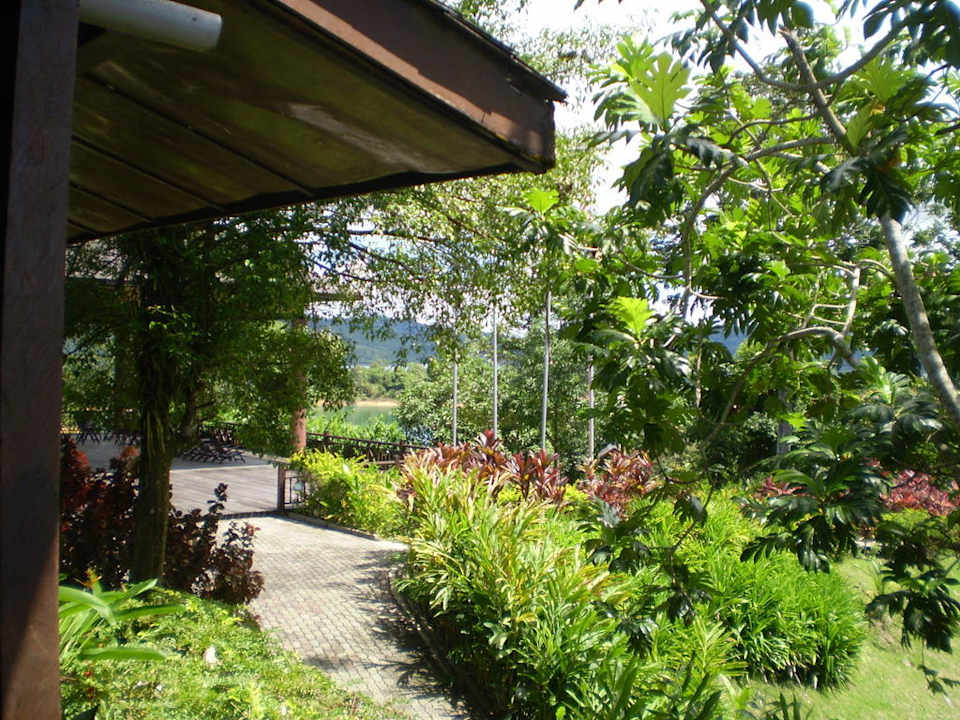 Aufgang zum Hotel Aiman Batang Ai Resort & Retreat