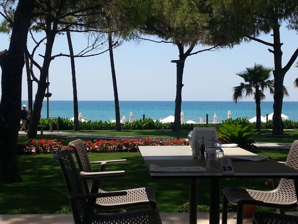 Blick auf das Meer vom Gartenrestaurant Acanthus Cennet Barut Collection