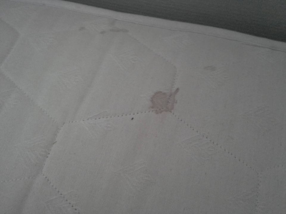 Matratzen dreckig und total durchgelegen Holiday House L'Hirondelle