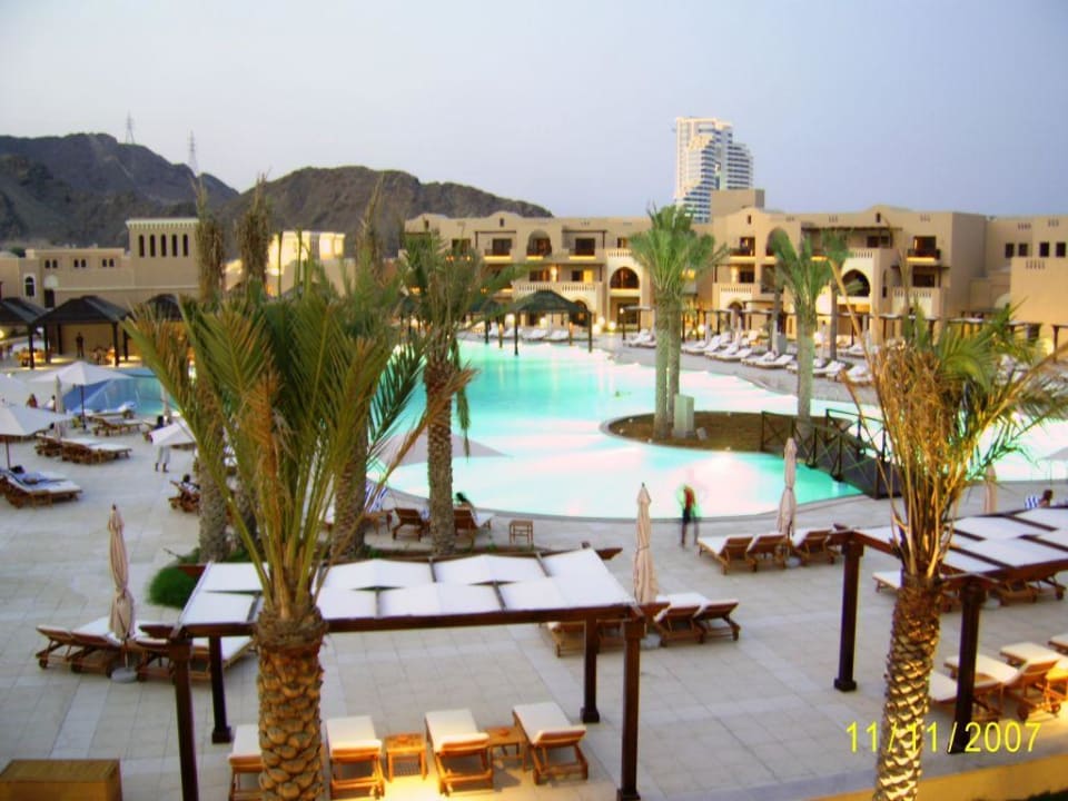 Blick auf den Pool Miramar Al Aqah Beach Resort