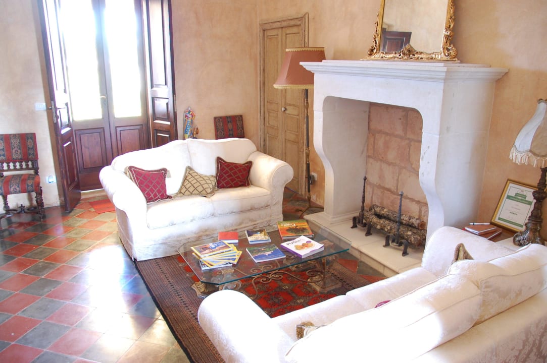 Links und rechts geht es zu den 4 Doppelzimmern Bed & Breakfast Villa Magnolia