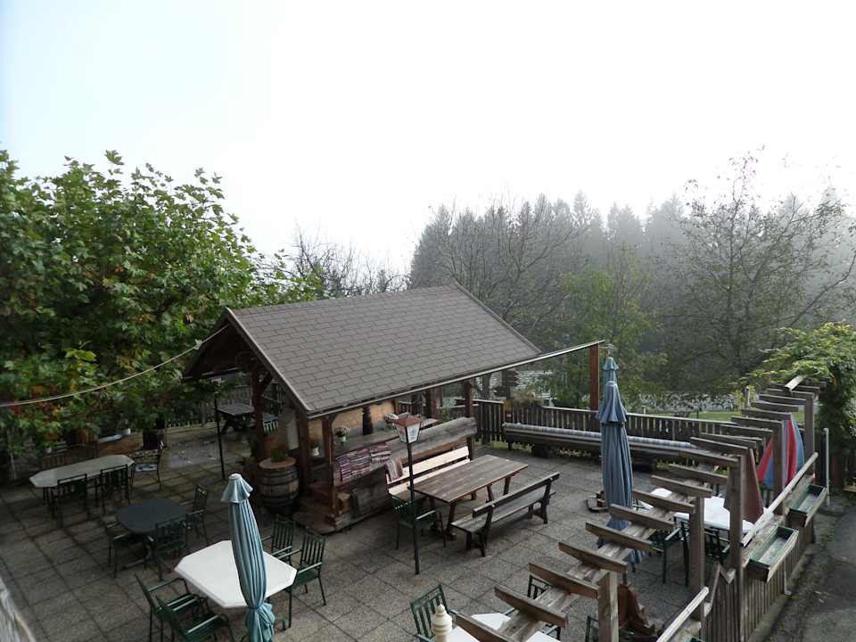 Blick vom balkon in den Gastgarten Gasthof Reinbacher