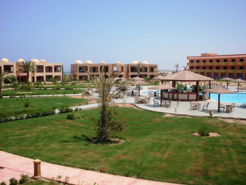 Blick vom Zimmer auf die Poolbar Wadi Lahmy Azur Resort