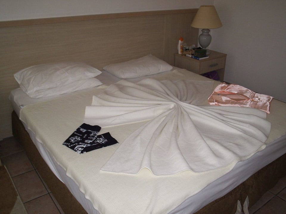 unser Bett leider ohne Blumen Süral Saray Hotel