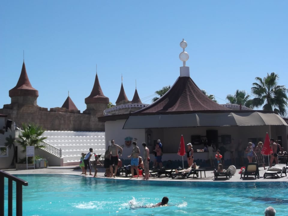 Pool mit Blick auf Amphitheater Aydinbey Famous Resort