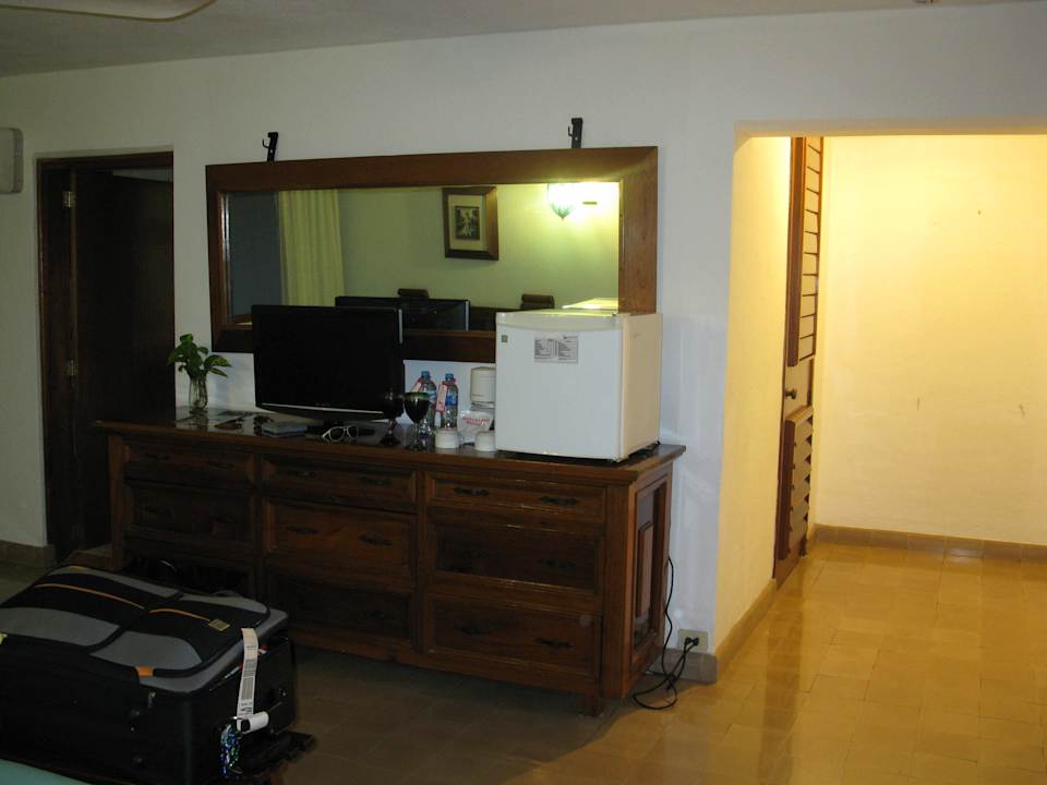 Sideboard mit TV, Minibar und kleiner Wandschrank Hotel Mayaland