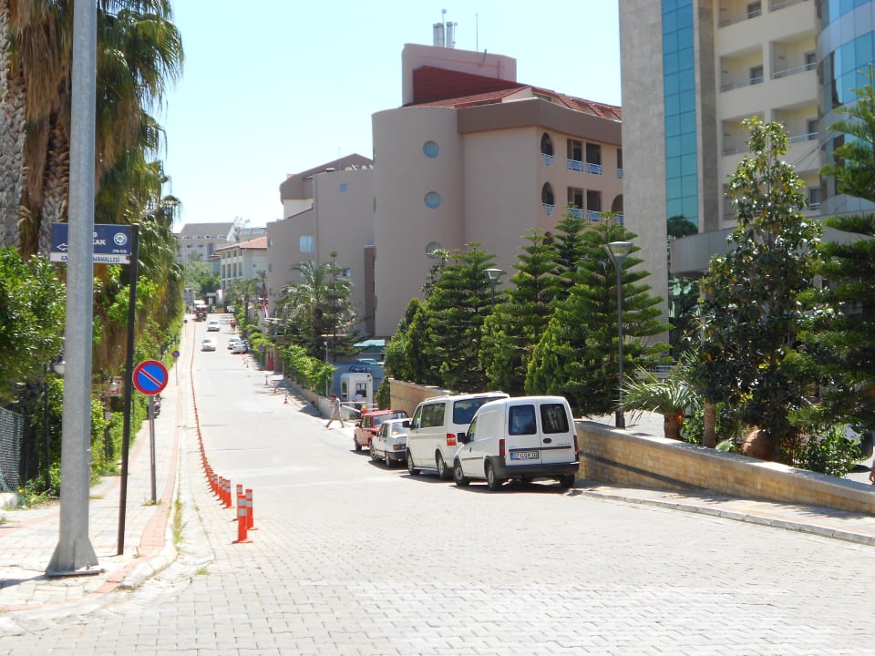 Straße am Hotel Saphir Resort & Spa