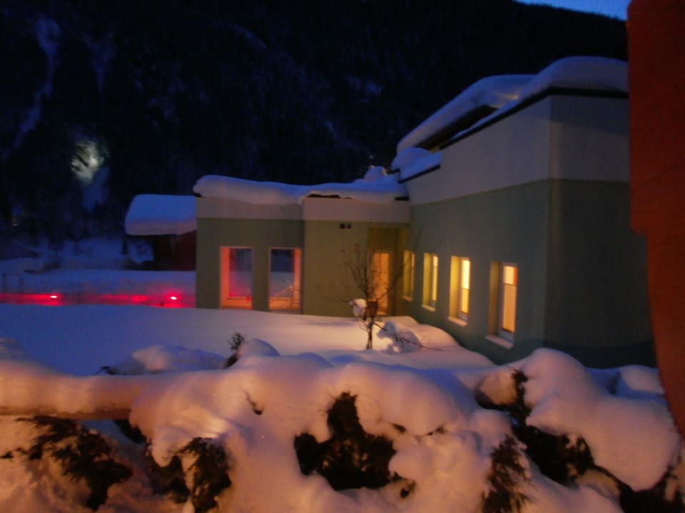 Außenpool im roten Gewand Lürzerhof - luxury.nature.spa