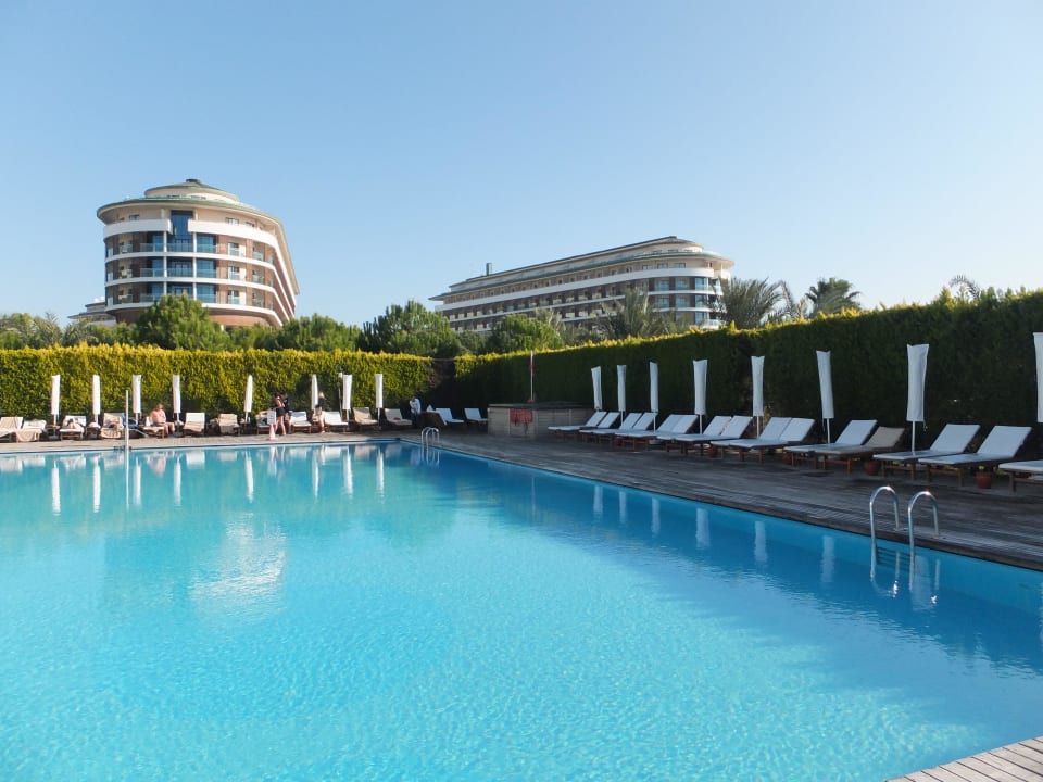 Pool mit Blick zum Hotel Voyage Belek Golf & Spa