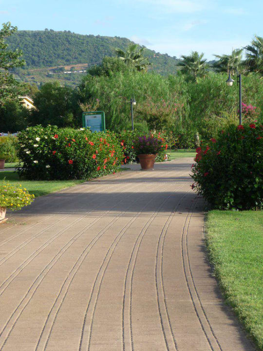 Weg in der Anlage Falkensteiner Club Funimation Garden Calabria