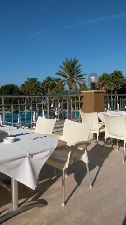 Frühstück in der Morgensonne Hotel Terrace Beach Resort