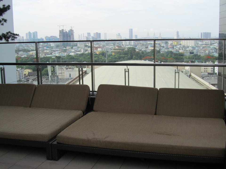 Liegen am Pool Eastin Grand Hotel Sathorn