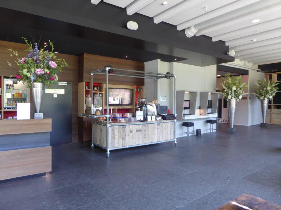 Rezeption mit Snacks Leonardo Hotel Amsterdam Rembrandtpark