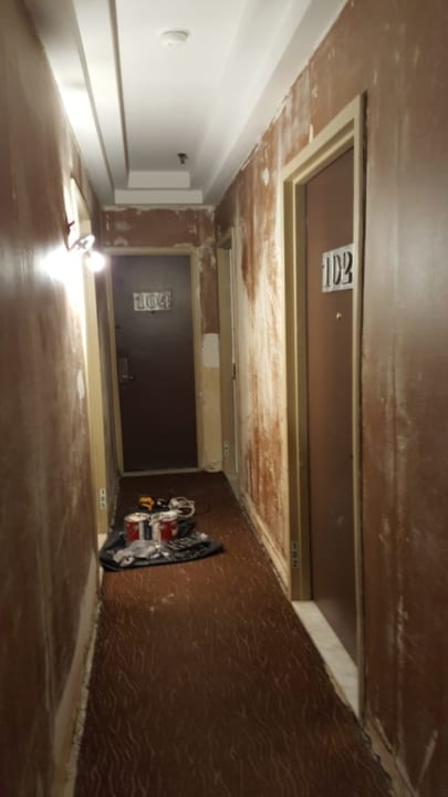 Gang, mit Farbdosen etc. ohne Tapeten... loses Mauerwerk Square Hotel at Times Square