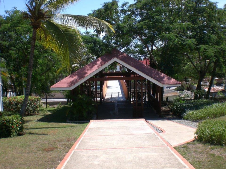 Auf dem Weg zum Strand BelleVue Dominican Bay