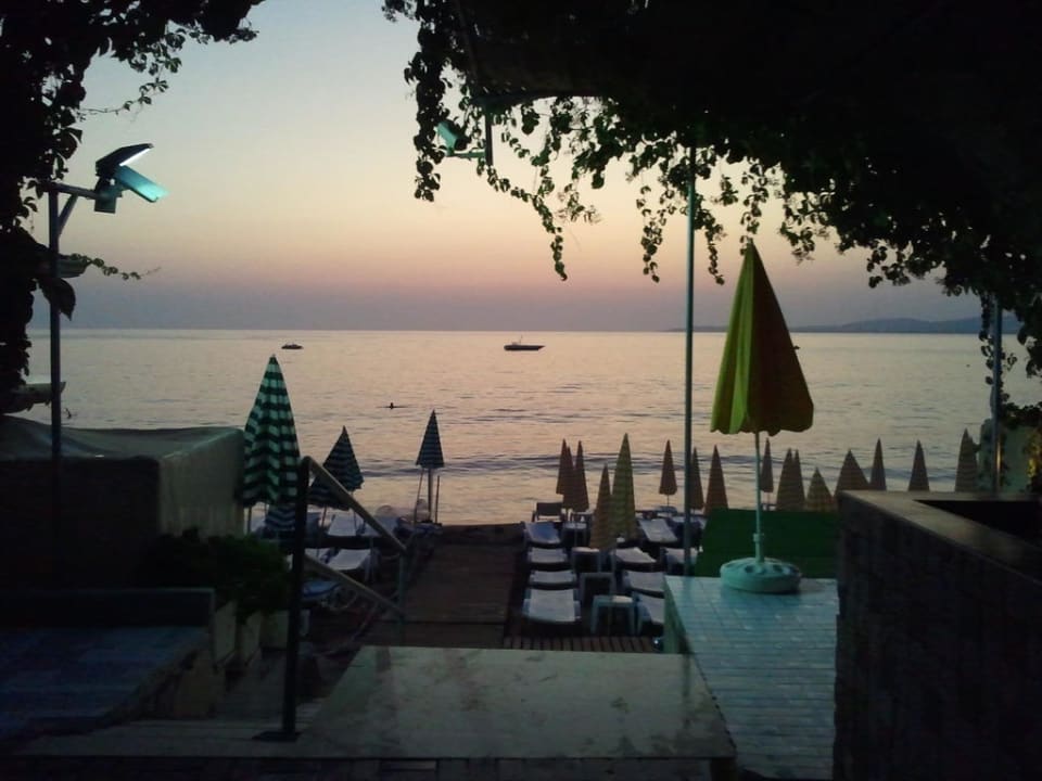 Weg zun Strand bei Sonnenuntergang Alaiye Resort & Spa