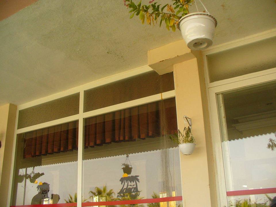 Promáčený strop v jídelně Hotel Ideal Beach