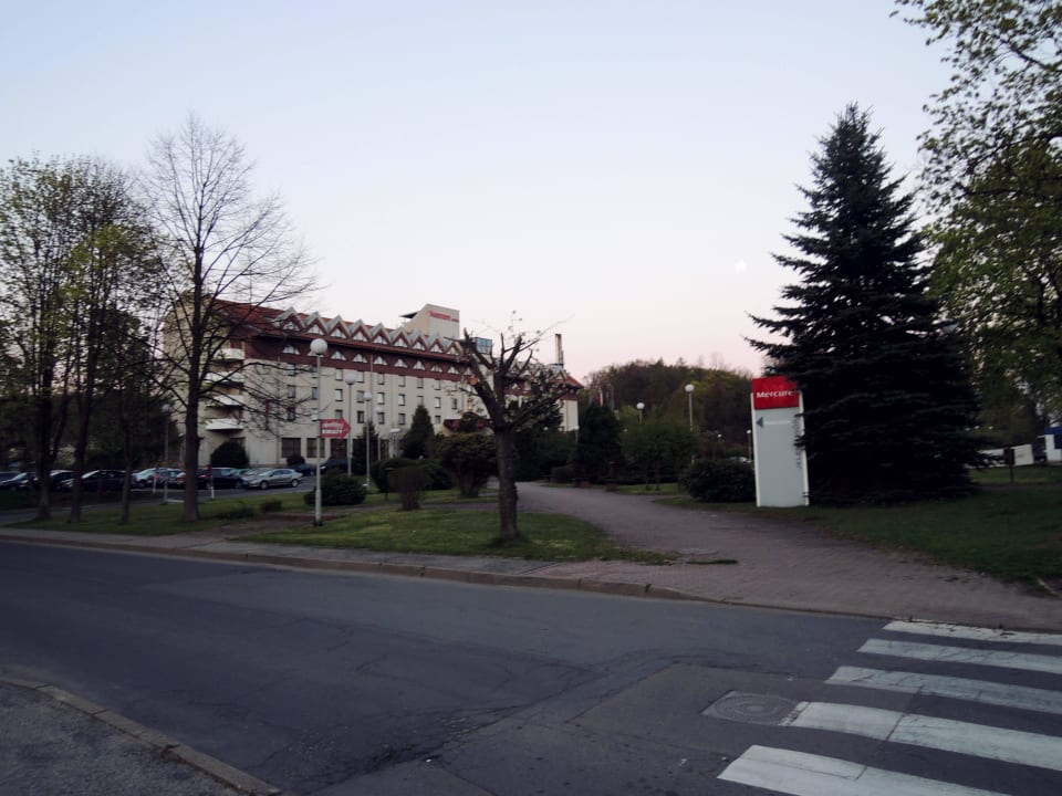 Widok z ulicy Hotel Mercure Jelenia Gora