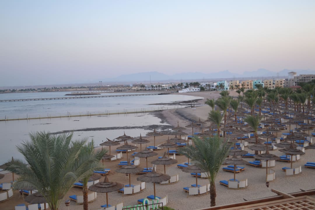 Strand zur rechten Seite Beach Albatros Resort