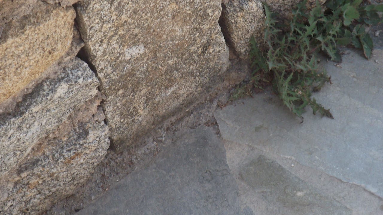 Unkraut an verschiedenen Mauern Mykonos Theoxenia, a member of Design Hotels