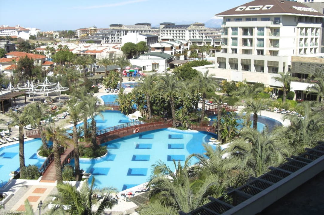 Neuerbautes Hotel im Hintergrund Sunis Kumköy Beach Resort Hotel & Spa