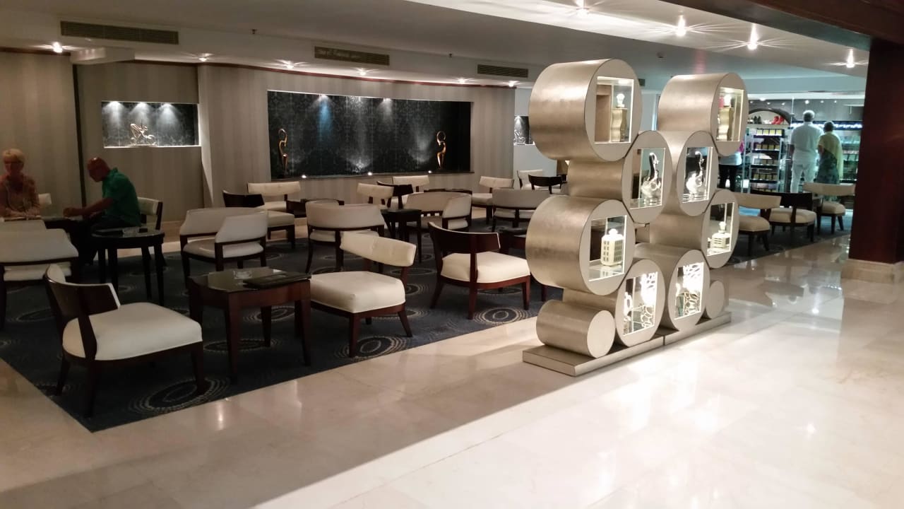 Überall Sitzgelegenheiten und tolle Deko Premier Le Reve Hotel & Spa