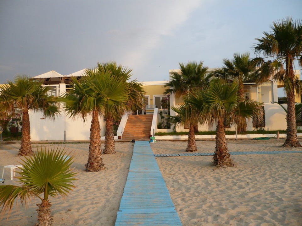 Ausblick auf Beachbar vom Strand aus Atlantica Marmari Beach