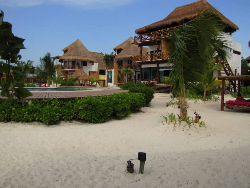 Überall schöner weißer Sand Hotel Villas Flamingos